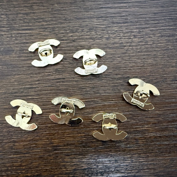 6 Small Size Chanel Buttons - Picture 4 of 5